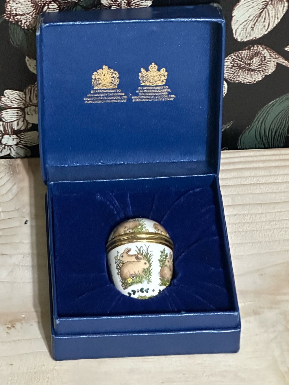 HALCYON DAYS ENAMEL BOX - VINTAGE EASTER BUNNY EGG & STAND - RABBITS & FLOWERS